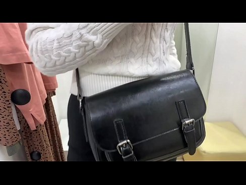 ❤️ Offentlig onani av ungtispe FeralBerry med en dildo i prøverommet ❤❌ Porno ved no.taxiporec.top ❌