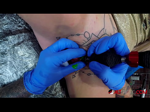 ❤️ Ekstremt tatovert hottie Sully Savage tok en tatovering på klitoris ❤❌ Porno ved no.taxiporec.top ❌